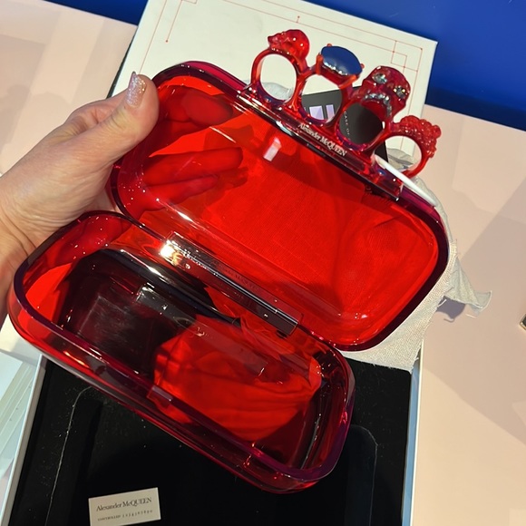 ❤️ Brand NWT Red Four-Ring Clear Box Clutch
ALEXANDER MCQUEEN ❤️ - Picture 6 of 8